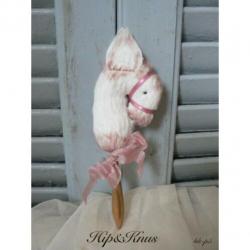 Brocant handgemaakt stokpaardje creme/roze H&K