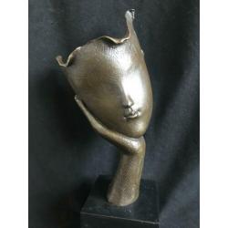 Bronzen gezicht in hand, gesigneerd zuiver groot brons