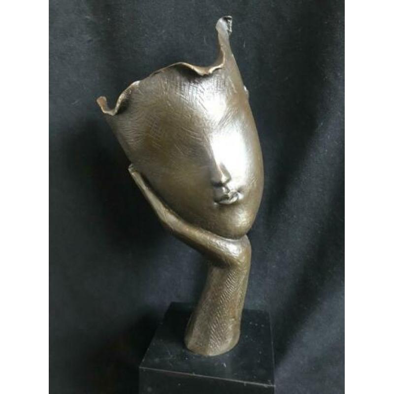 Bronzen gezicht in hand, gesigneerd zuiver groot brons