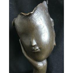 Bronzen gezicht in hand, gesigneerd zuiver groot brons