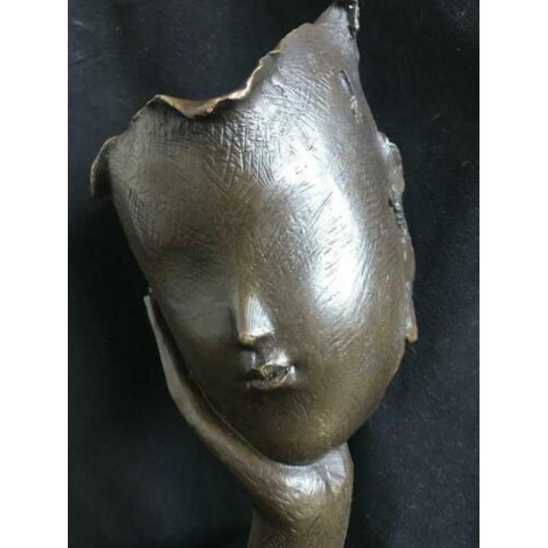 Bronzen gezicht in hand, gesigneerd zuiver groot brons