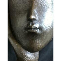 Bronzen gezicht in hand, gesigneerd zuiver groot brons
