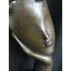 Bronzen gezicht in hand, gesigneerd zuiver groot brons