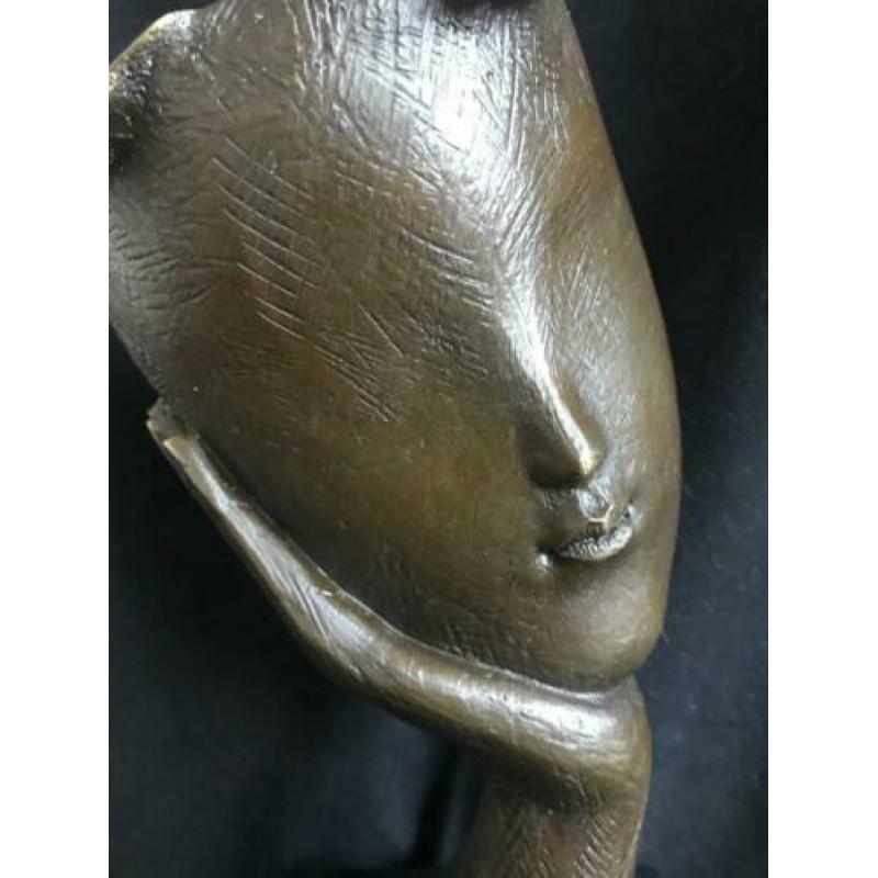 Bronzen gezicht in hand, gesigneerd zuiver groot brons