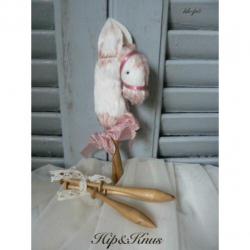 Brocant handgemaakt stokpaardje creme/roze H&K