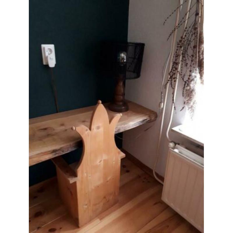 Kinder 'kroon' stoel - H84 cm en zithoogte 28 cm met opbergv