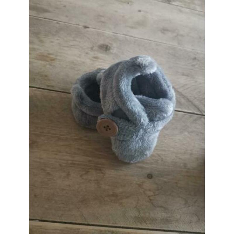Nieuw | Grijze Ugg look a like slofjes | 3-6 maanden