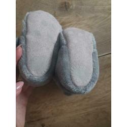 Nieuw | Grijze Ugg look a like slofjes | 3-6 maanden