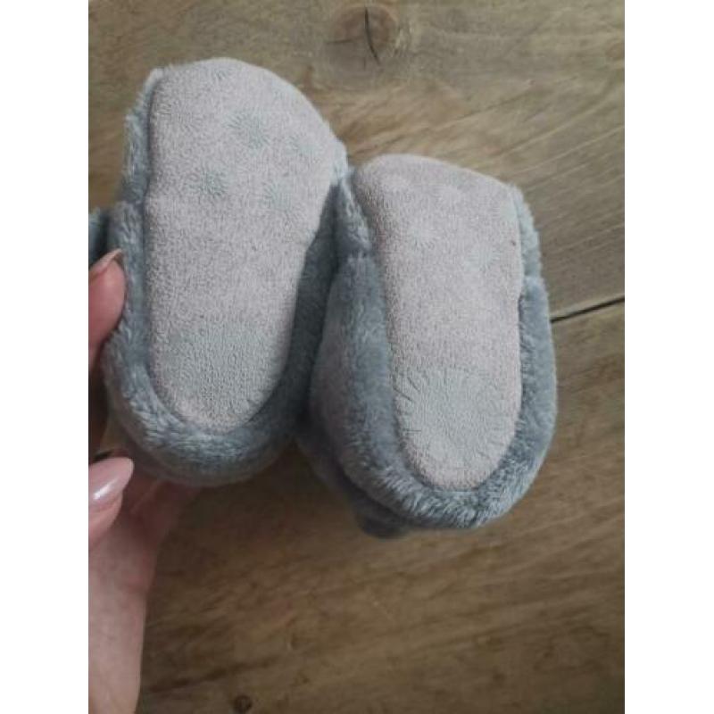Nieuw | Grijze Ugg look a like slofjes | 3-6 maanden
