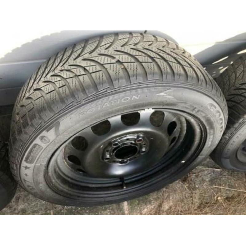 BMW 4x winterbanden en originele velgen Goodyear 195-55-16!!