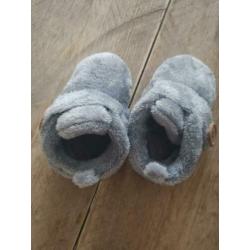 Nieuw | Grijze Ugg look a like slofjes | 3-6 maanden