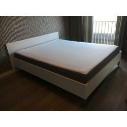 Wit 2 persoons bed