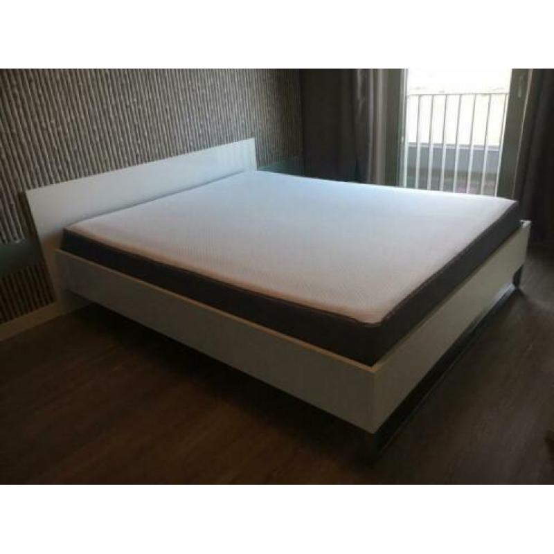 Wit 2 persoons bed