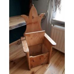 Kinder 'kroon' stoel - H84 cm en zithoogte 28 cm met opbergv