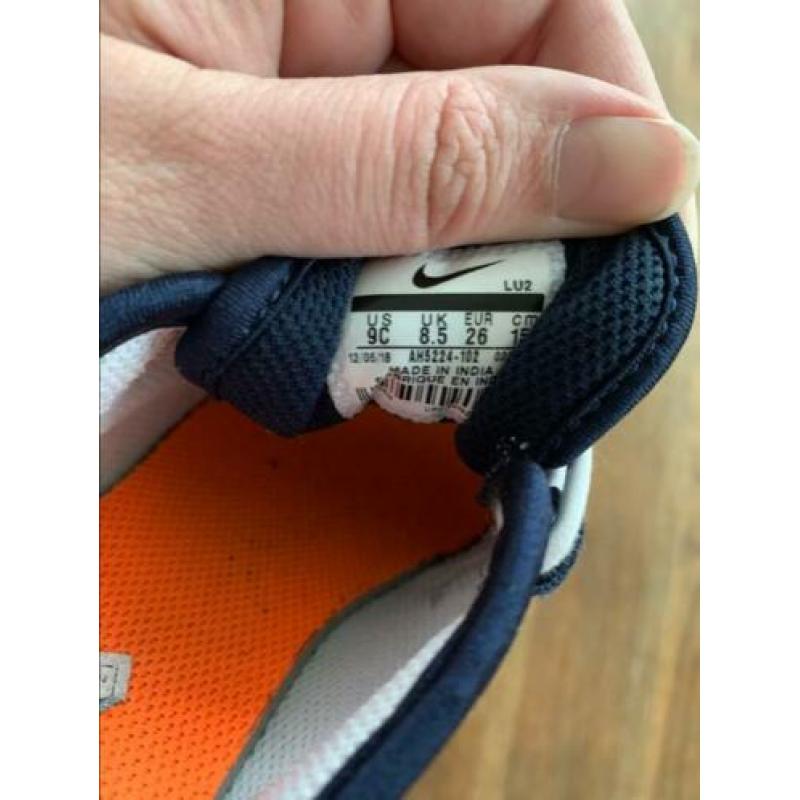 Nike AXIS 26