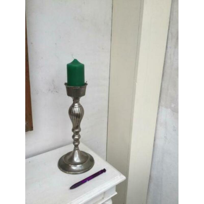 2 zware zilverkleurige kandelaars