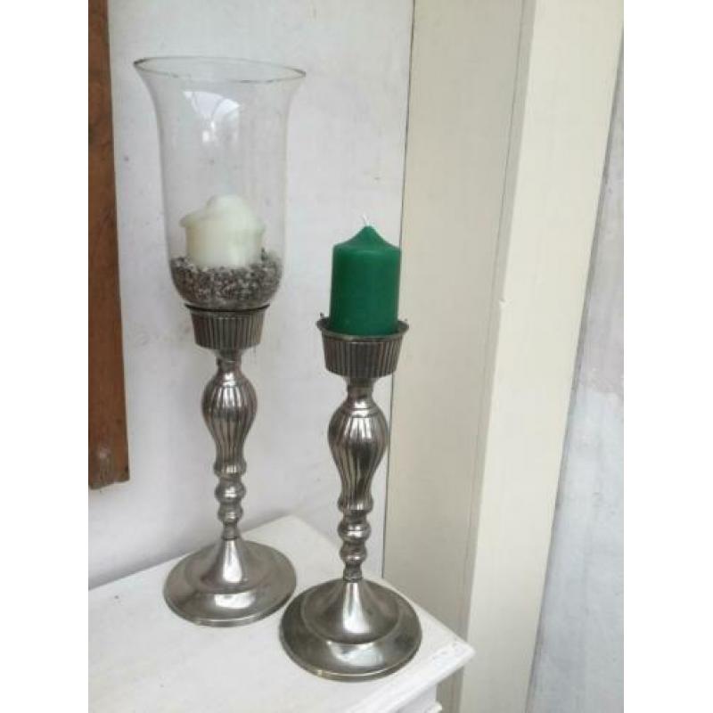 2 zware zilverkleurige kandelaars