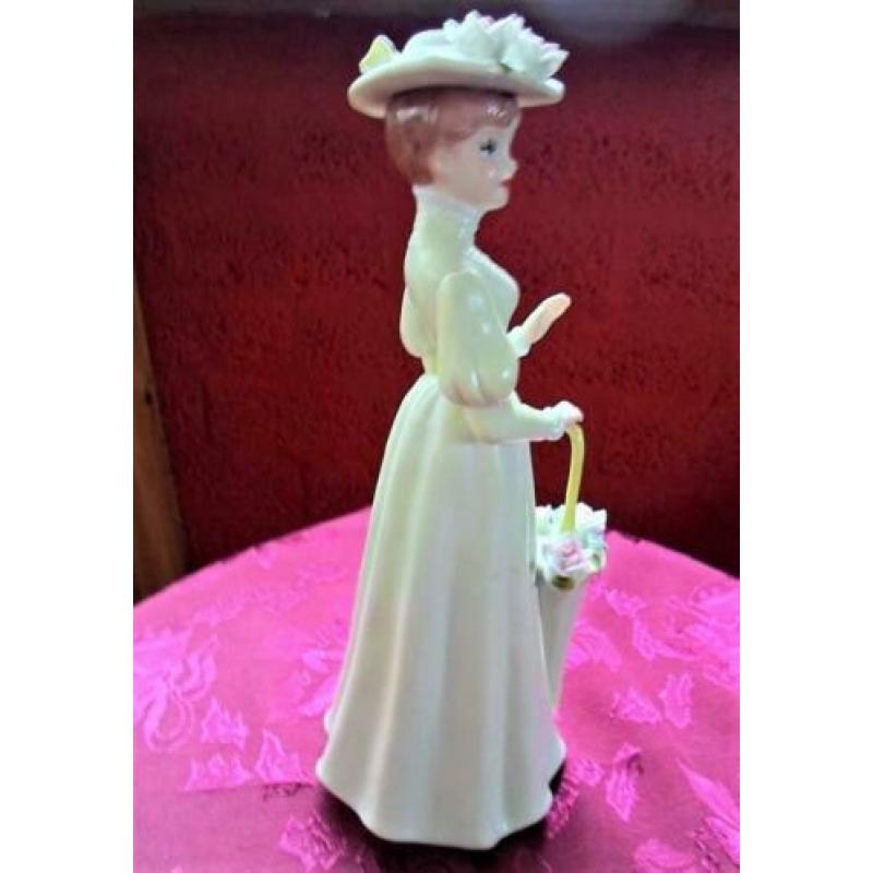 Brocante porseleinen beeld. Dame met parasol. Edwardian styl