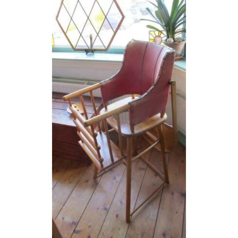 Nostalgische houten kinderstoel Kibofa antiek met leren rug