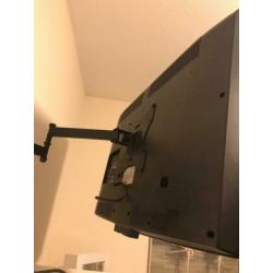 Samsung tv 32 inch met wandbeugel.