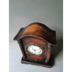 Brocante klok, hout Hoog: 22 cm Breed: 17 cm