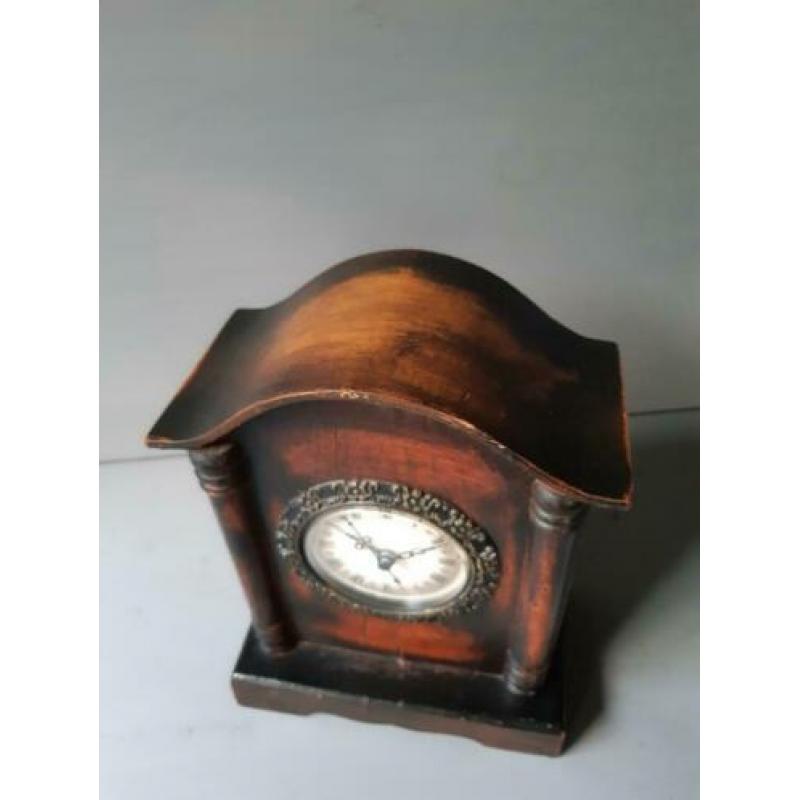 Brocante klok, hout Hoog: 22 cm Breed: 17 cm