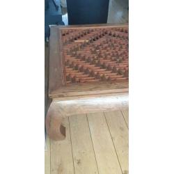 Solide Chinees antieke salontafel met glazenplaat