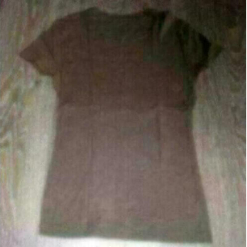 T shirt mt XS stevige bruine stof,met steentjesapplicatie