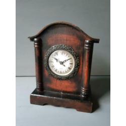 Brocante klok, hout Hoog: 22 cm Breed: 17 cm