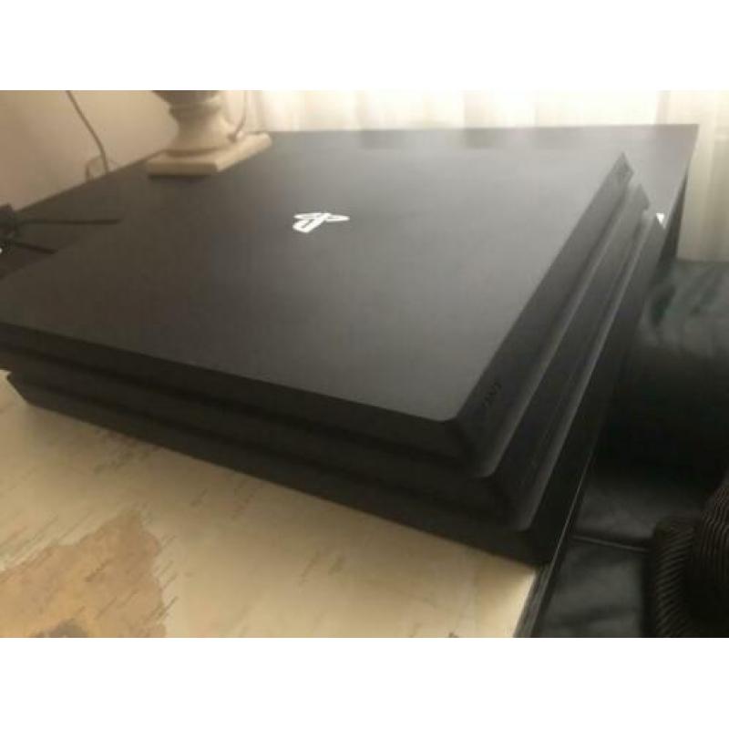 Gloednieuwe PS4 Pro 1TB incl controller en 6/7 games