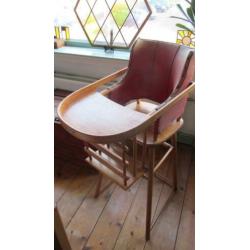 Nostalgische houten kinderstoel Kibofa antiek met leren rug