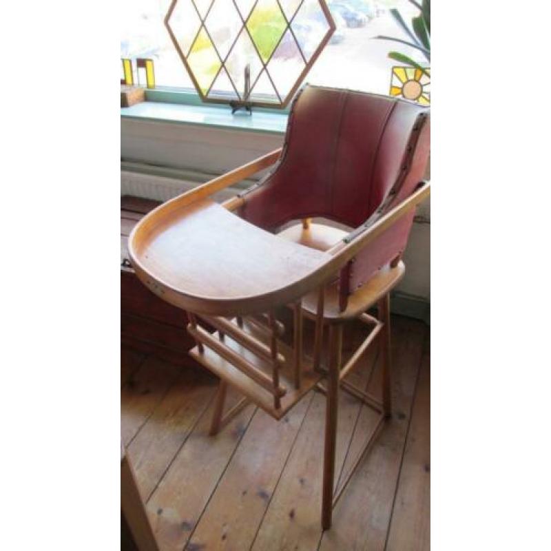 Nostalgische houten kinderstoel Kibofa antiek met leren rug