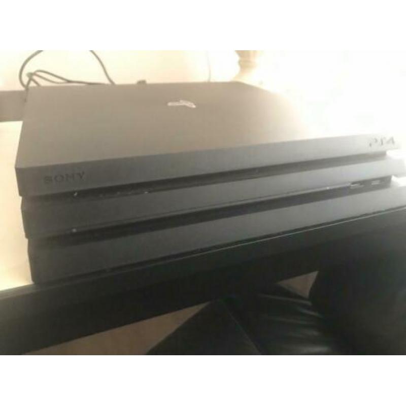 Gloednieuwe PS4 Pro 1TB incl controller en 6/7 games