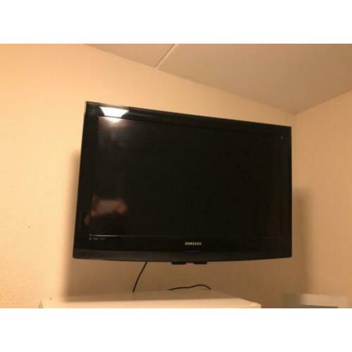Samsung tv 32 inch met wandbeugel.