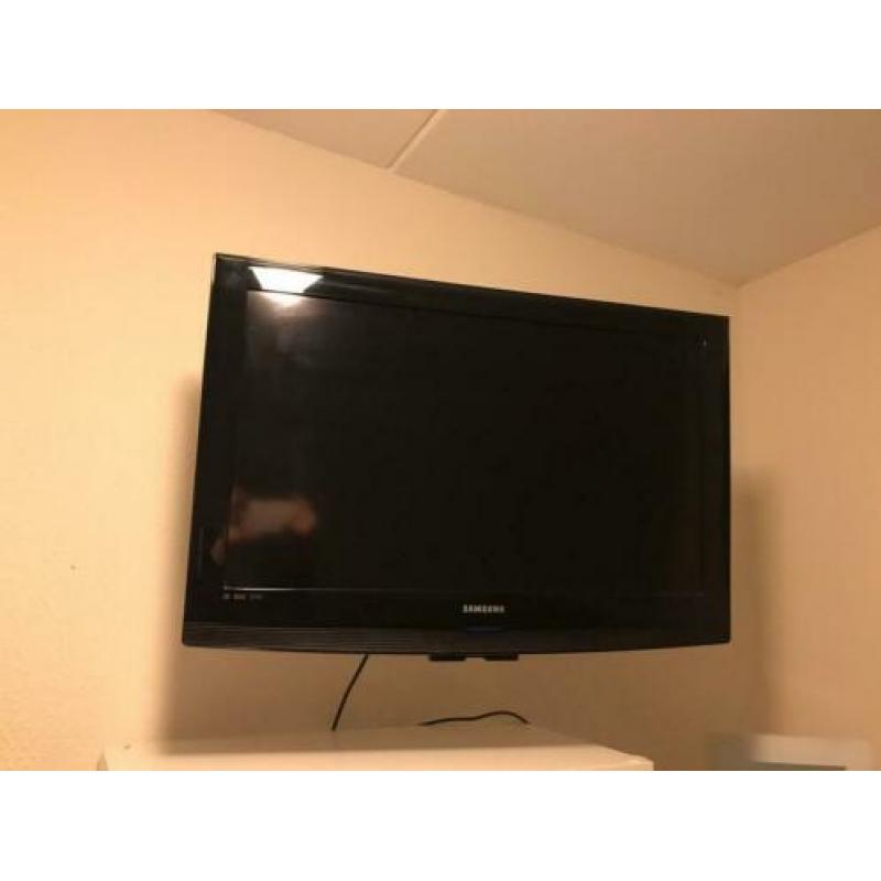 Samsung tv 32 inch met wandbeugel.