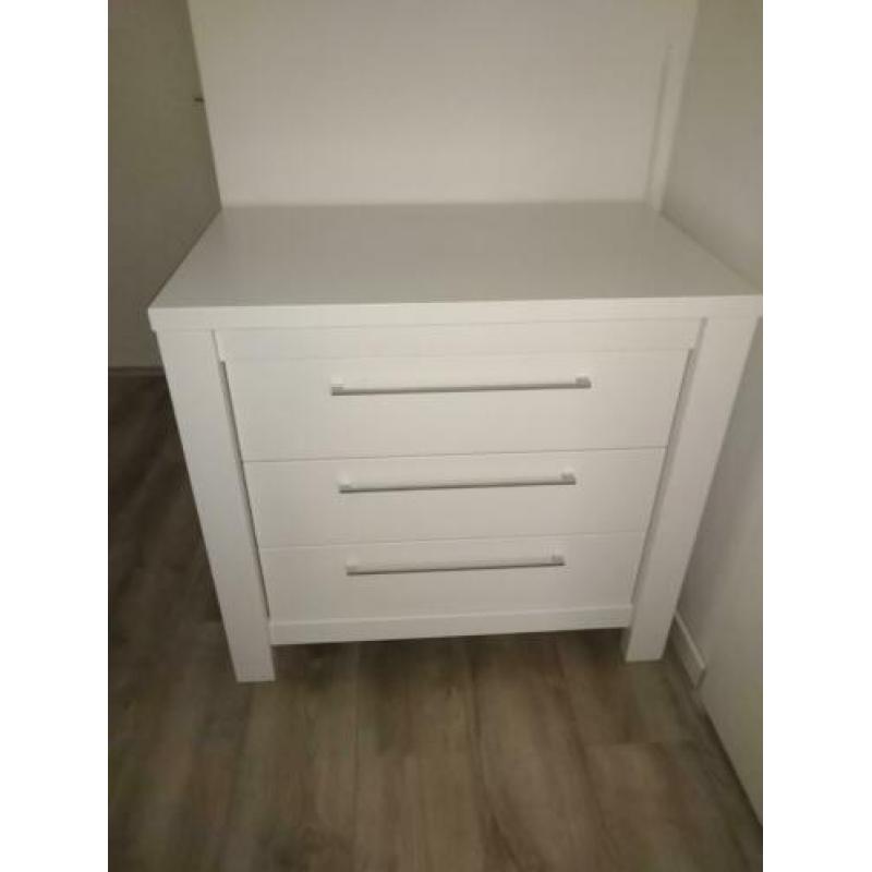 Babykamer baby-dump ledikant commode kast wit massief hout