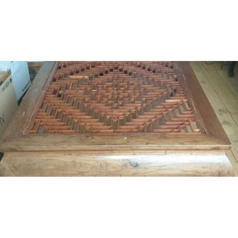 Solide Chinees antieke salontafel met glazenplaat