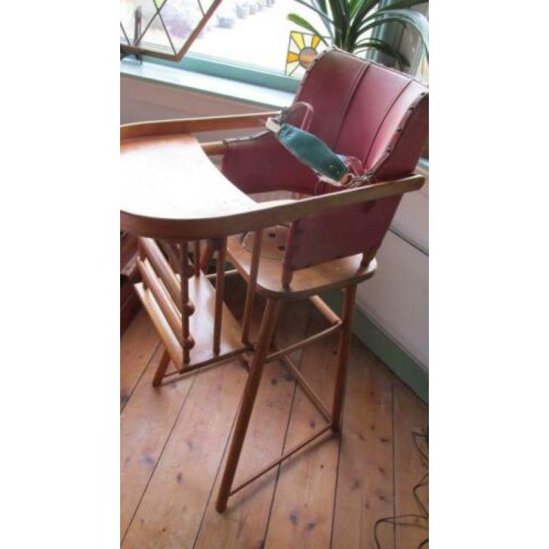 Nostalgische houten kinderstoel Kibofa antiek met leren rug
