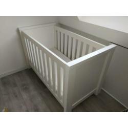 Babykamer baby-dump ledikant commode kast wit massief hout