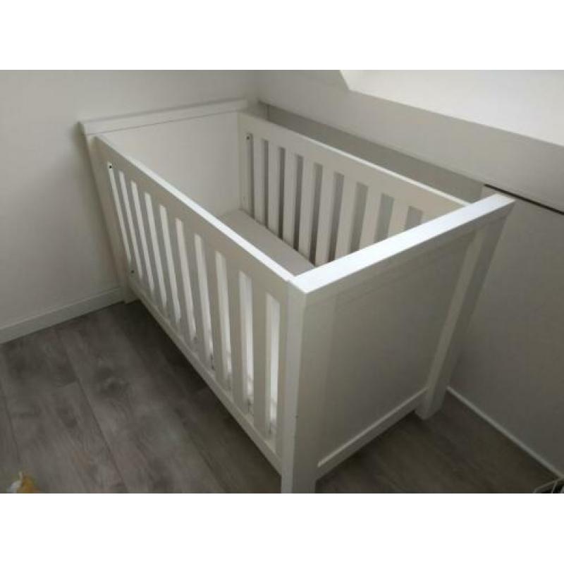 Babykamer baby-dump ledikant commode kast wit massief hout