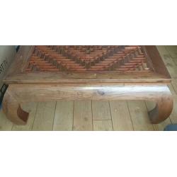 Solide Chinees antieke salontafel met glazenplaat