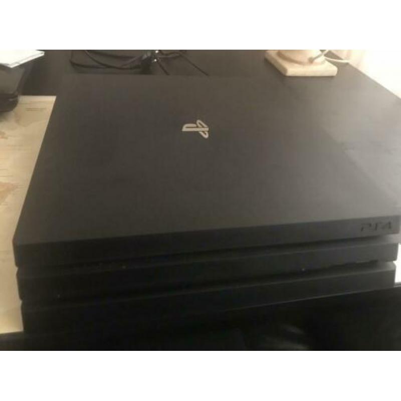 Gloednieuwe PS4 Pro 1TB incl controller en 6/7 games
