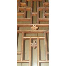 Solide Chinees antieke salontafel met glazenplaat