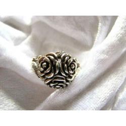 Mooie Zilveren Ring met 3 Roosjes en blaadjes aan weerszijde