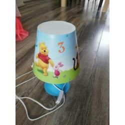 Winnie the Poeh schilderij en lamp.