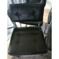 4 goede zweepstoelen met zwarte zitting
