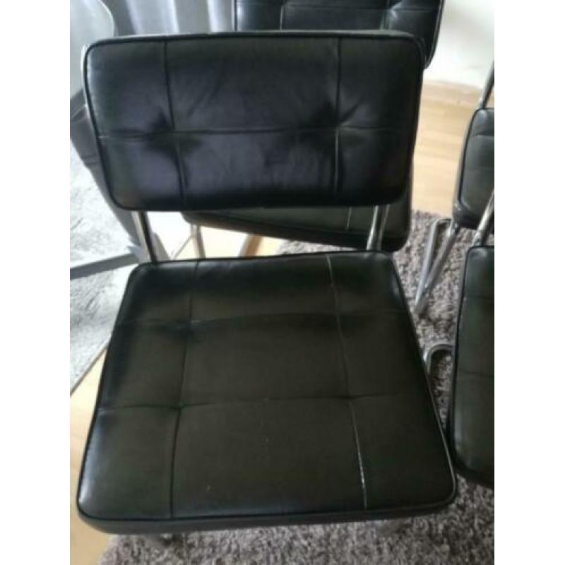 4 goede zweepstoelen met zwarte zitting