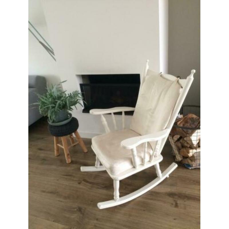 Mooie witte schommelstoel met uitwasbare bekleding.