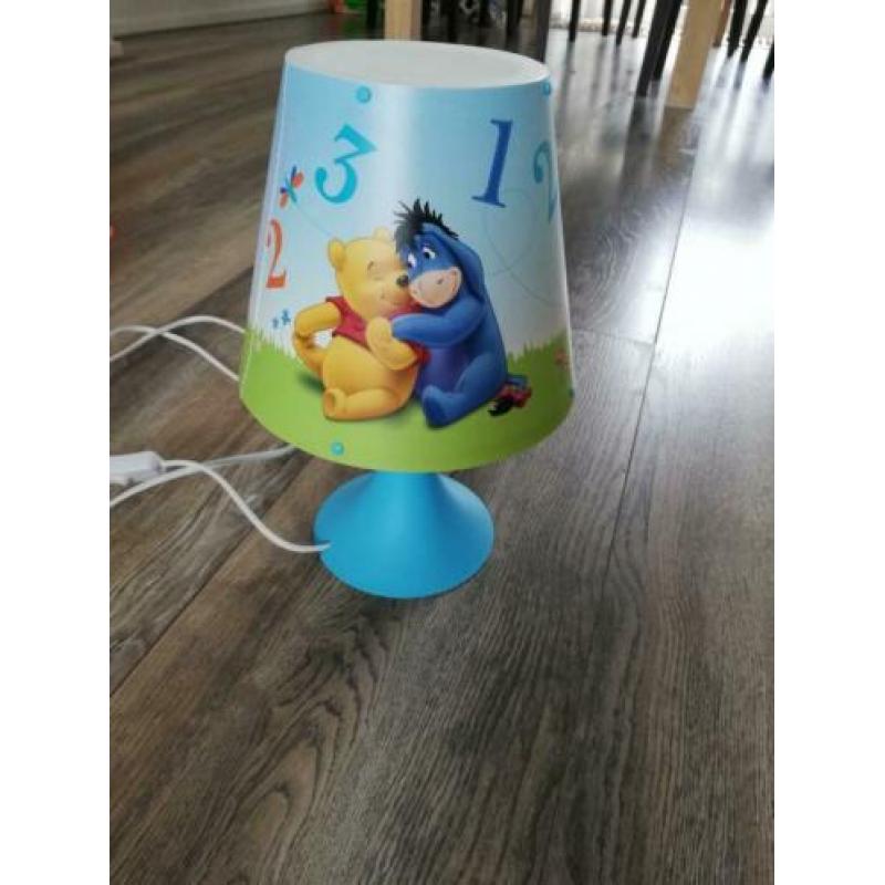 Winnie the Poeh schilderij en lamp.