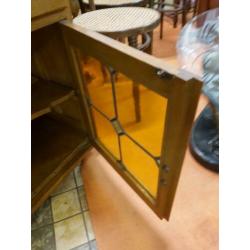 Leuke oude Kastje met glas in lood deurtjes